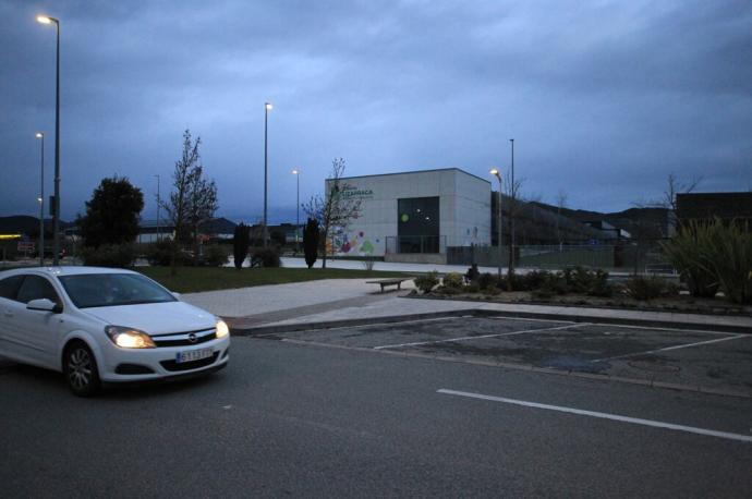 Un coche circulando por la avenida de la Unión Europea junto al colegio Joakin Lizarraga