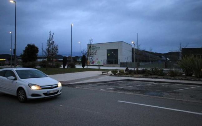 Un coche circulando por la avenida de la Unión Europea junto al colegio Joakin Lizarraga