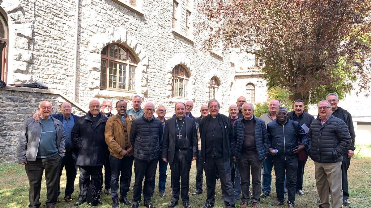 Imagen de familia de los sacerdotes en Álava.