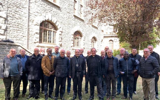 Imagen de familia de los sacerdotes en Álava.