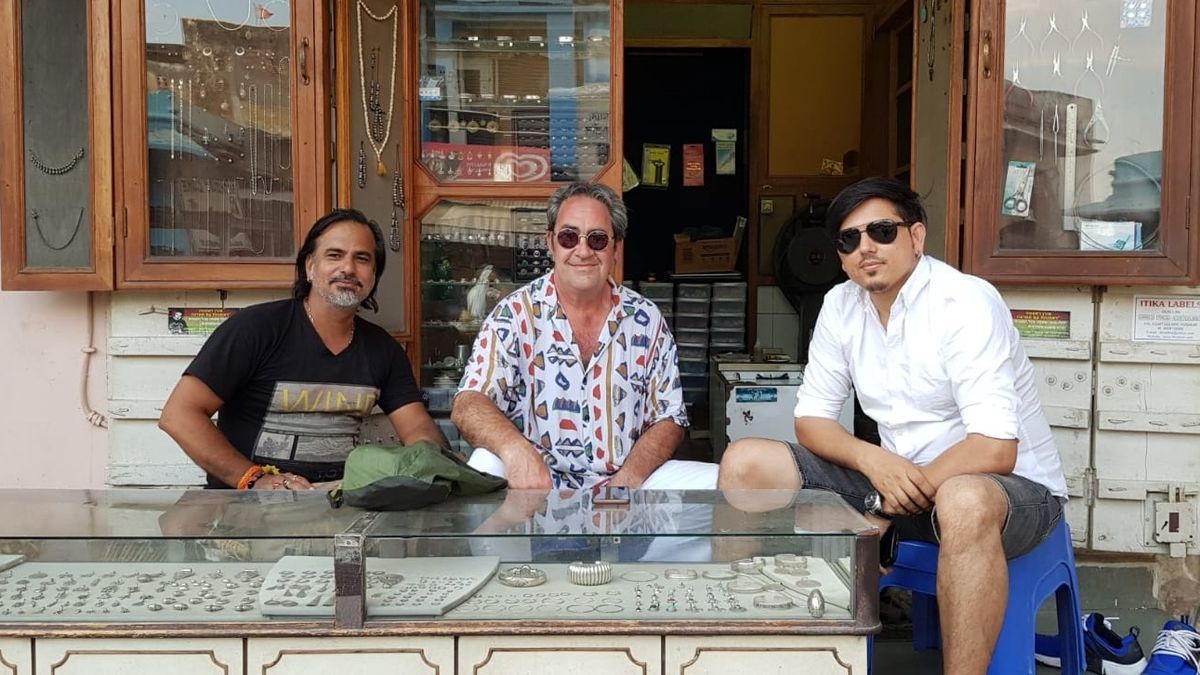 Luis Camino con dos amigos en Pushkar