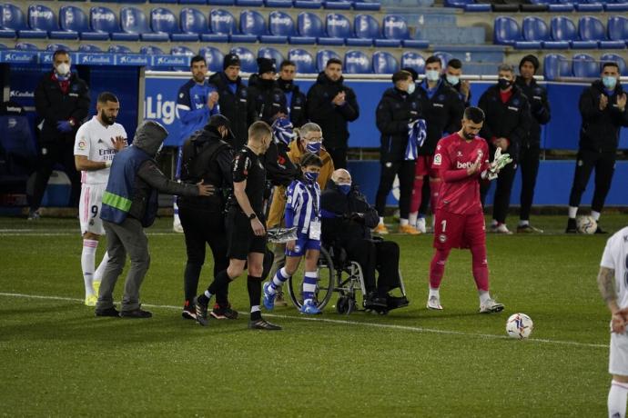 Javier Berasaluce, con la ayuda de su nieta, realiza el saqué de honor del Alavés-Real Madrid de la temporada 2020-21.