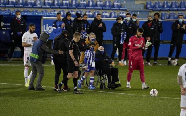 Javier Berasaluce, con la ayuda de su nieta, realiza el saqué de honor del Alavés-Real Madrid de la temporada 2020-21.