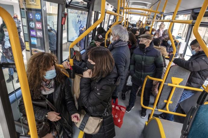 Una villavesa llegando a Merindades.En este caso, casi se rebosa el límite de aforo establecido en el 50%.