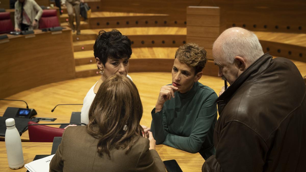 La presidenta Chivite, conversando antes de iniciarse el discurso.