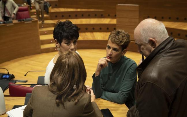 La presidenta Chivite, conversando antes de iniciarse el discurso.