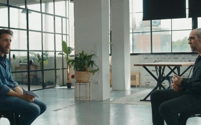 Gonzo charla con Luis Tosar en el especial sobre el &lsquo;Prestige&rsquo;.