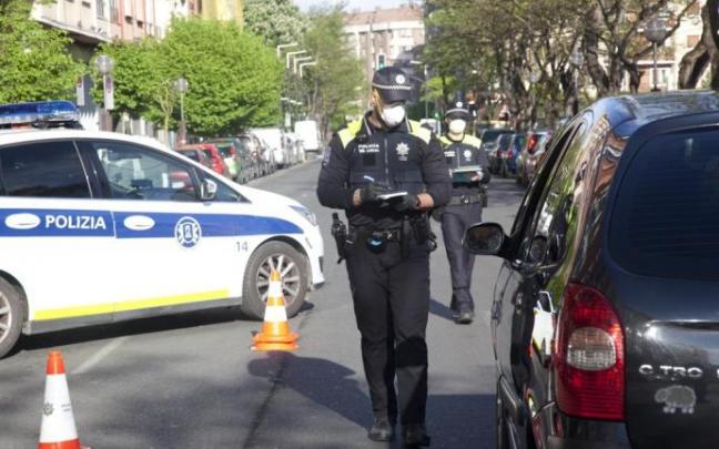 Dos agentes municipales en un control en Vitoria.