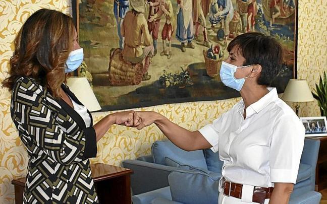 La consejera de Autogobierno, Olatz Garamendi, con la ministra de Pol&iacute;tica Territorial y portavoz del Gobierno espa&ntilde;ol, Isabel Rodr&iacute;guez. | FOTO: MINISTERIO DE POL&Iacute;TICA TERRITORIAL