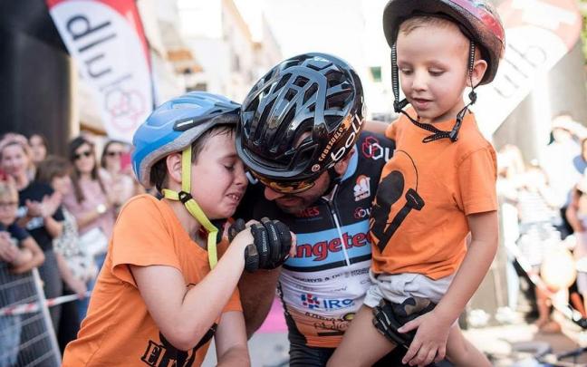 José Luis Cabezuelo junto a sus dos hijos