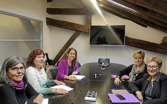 Representantes del &aacute;rea municipal de Igualdad y Malen Etxea. | FOTO: N.G.