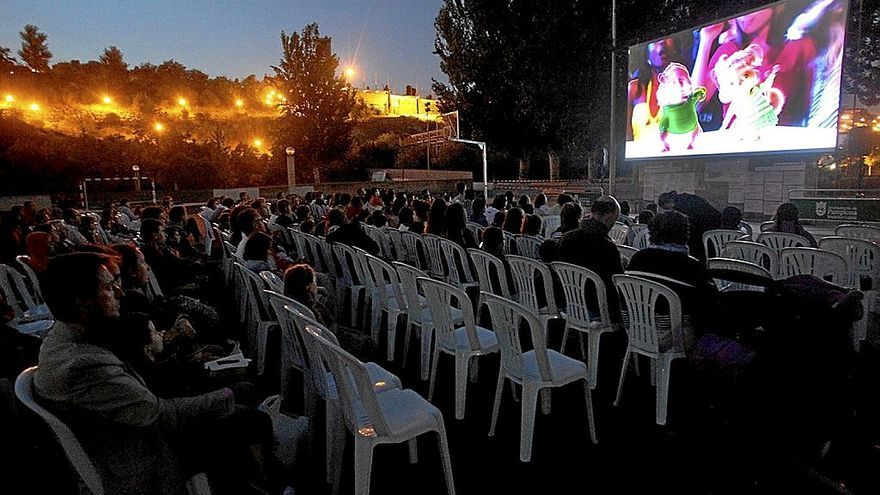 Noche de cine al aire libre en el parque de Etxabakoitz.