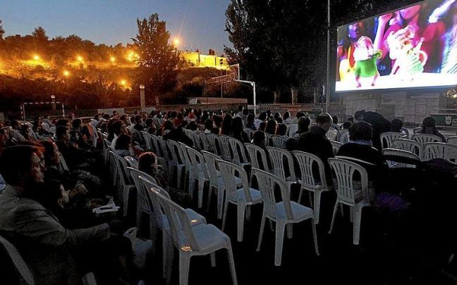 Noche de cine al aire libre en el parque de Etxabakoitz.