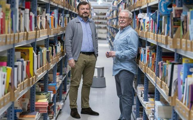 Mikel Esnal eta Joxe Mari Sors, Elkarrek Adunan duen egoitza berriko beiltegiaren txoko batean.