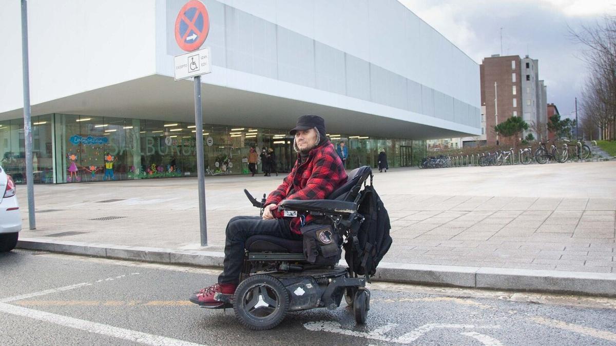 Igor Nabarro, junto al centro cívico de Salburua