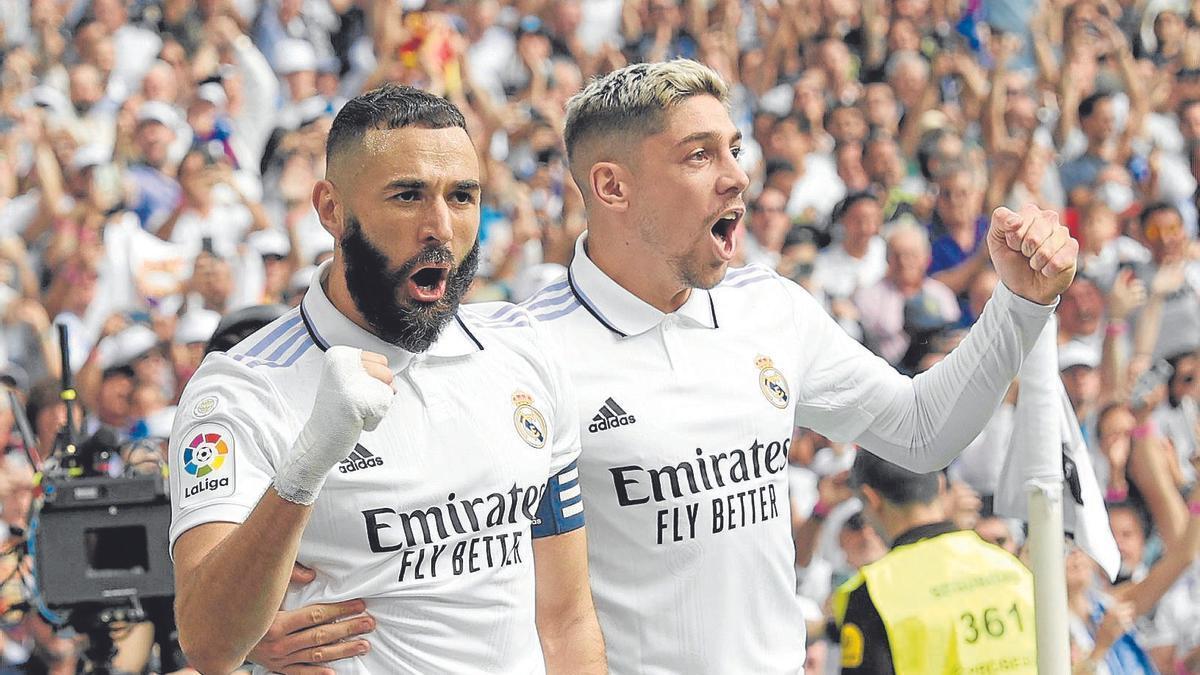 Benzema y Fede Valverde celebran el primer gol al Barcelona, firma del delantero francés. | FOTO: EFE