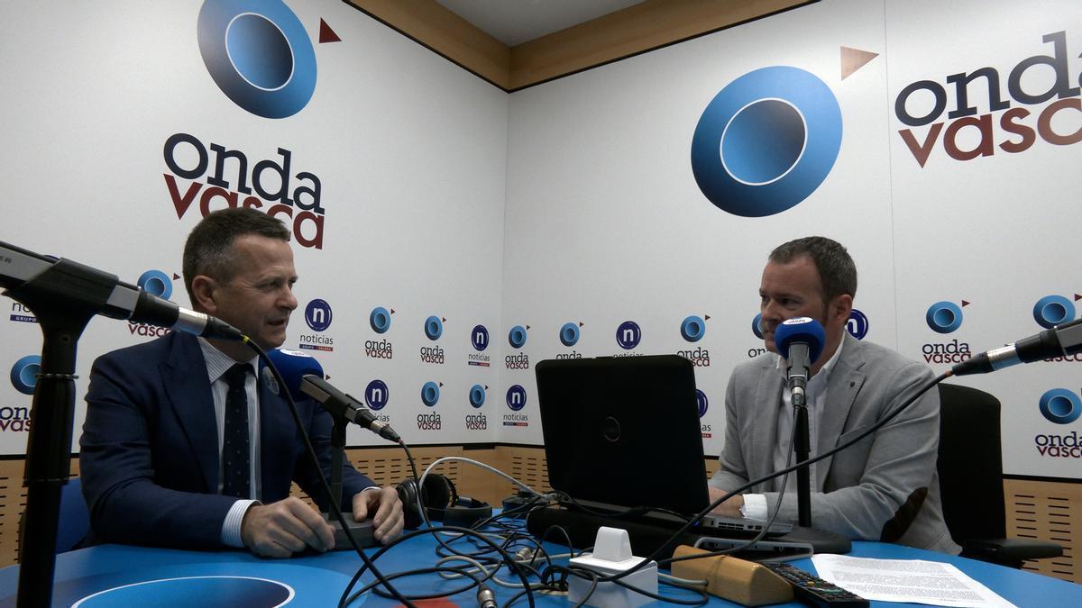 El consejero de Educación, Jokin Bildarratz, durante la entrevista en Onda Vasca.