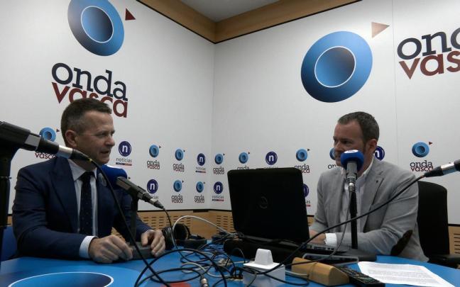 El consejero de Educación, Jokin Bildarratz, durante la entrevista en Onda Vasca.