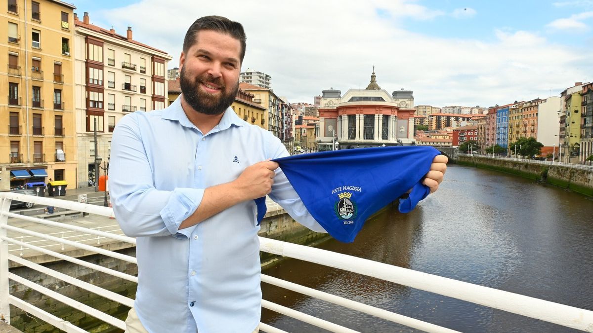 Borja Elorza posa con la Ribera y el barrio de Atxuri de fondo.