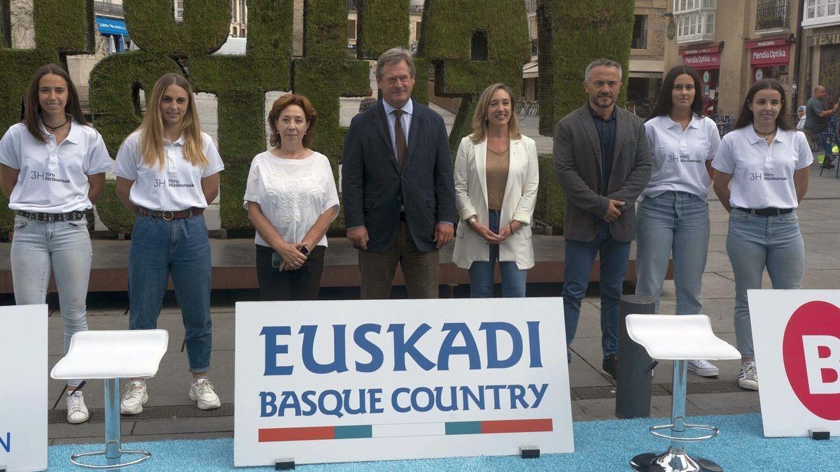 Las pelotaris, junto a Fernández de Landa, Zupiria, Erroteta e Ibabe, durante la presentación.