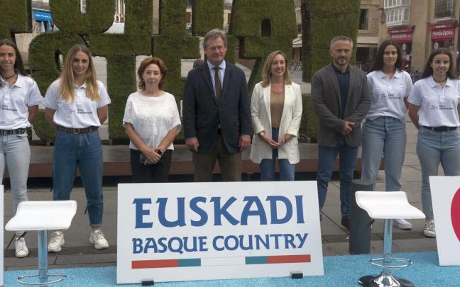 Las pelotaris, junto a Fernández de Landa, Zupiria, Erroteta e Ibabe, durante la presentación. Las pelotaris, junto a Fernández de Landa, Zupiria, Erroteta e Ibabe, durante la presentación.