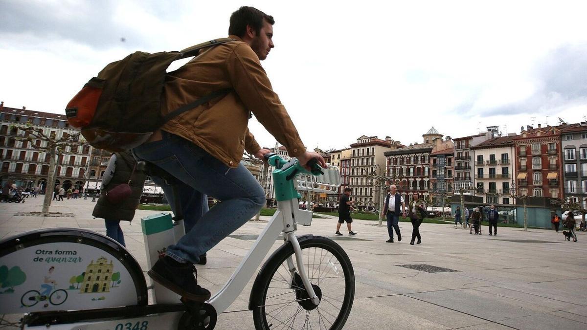 Un usuario utilizando una de las bicicletas eléctricas por Pamplona.