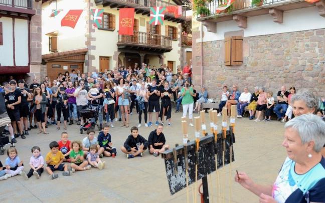 Luisa Dainziart fue la encargada de prender el primer cohete de fiestas.