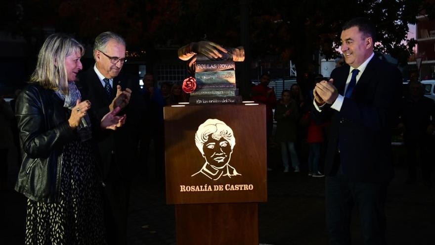 María Jesús Rodríguez, Enrique Maya y Román Rodríguez, tras descubrir la escultura a Rosalía de Castro.