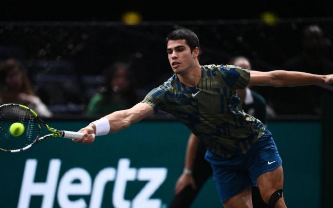 Alcaraz durante su estreno en el Masters 1.000 de París-Bercy. Alcaraz durante su estreno en el Masters 1.000 de París-Bercy.