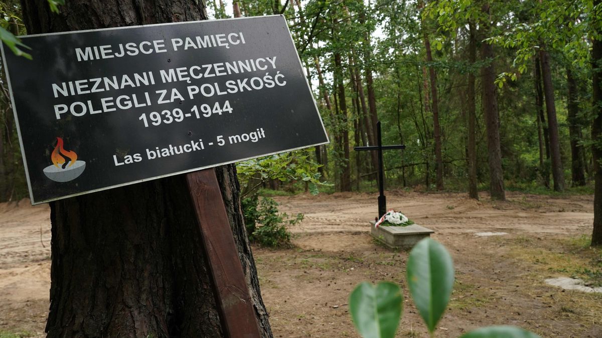 Placa en el lugar donde se han encontrado cenizas de más de 8.000 víctimas en un campo nazi.