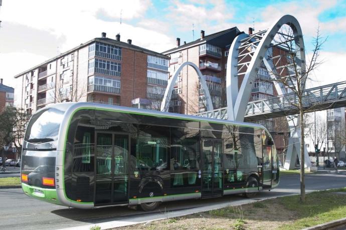 Un autobús del BEI saliendo desde la parada del Boulevard