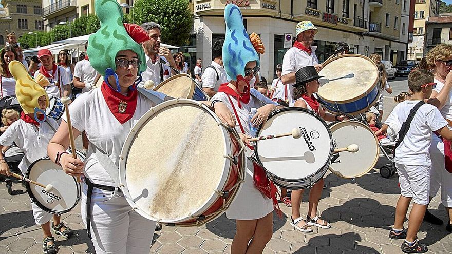 El grupo de la bombada con más de 200 componentes cruzó toda la ciudad en un día donde el calor y la marcha fueron de la mano.