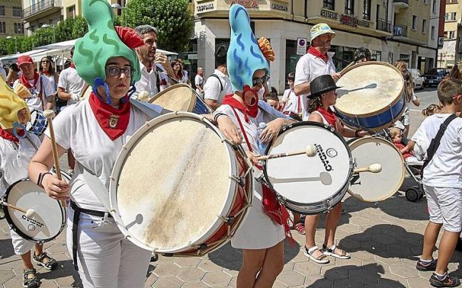 El grupo de la bombada con más de 200 componentes cruzó toda la ciudad en un día donde el calor y la marcha fueron de la mano.