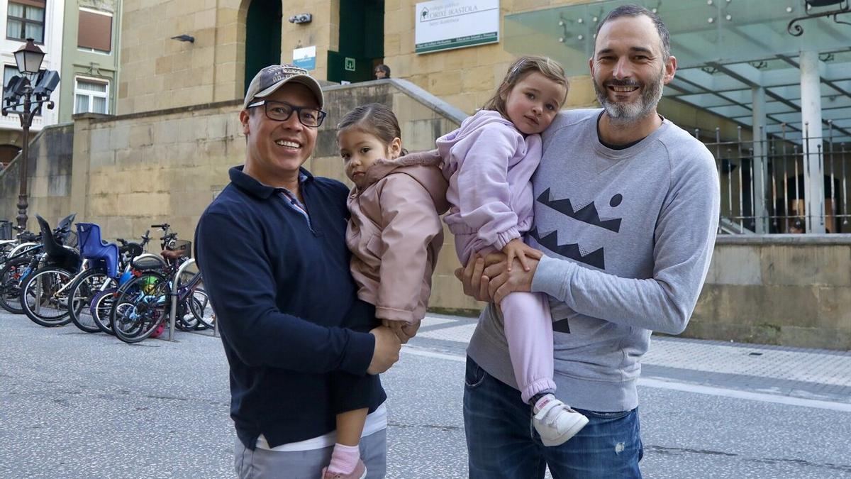 Henry Guzmán, con su hija Juliette, y Jon Elzo, con su hija Jule, el pasado viernes a las puertas de la ikastola Orixe de Donostia.