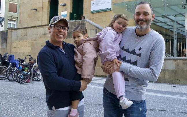 Henry Guzm&aacute;n, con su hija Juliette, y Jon Elzo, con su hija Jule, el pasado viernes a las puertas de la ikastola Orixe de Donostia.