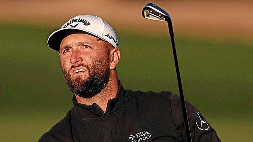 Jom Rahm tuvo que jugar ayer con las primeras luces del día en el TPC Scottsdale.