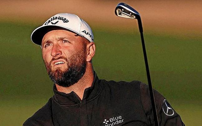 Jom Rahm tuvo que jugar ayer con las primeras luces del día en el TPC Scottsdale.