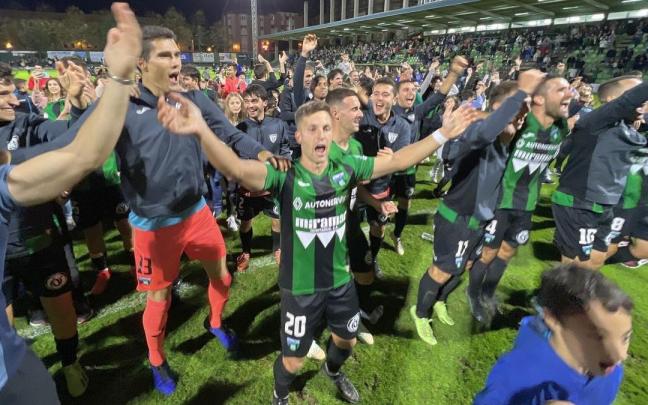 Leandro, con el dorsal 20, festeja con sus compa&ntilde;eros la clasificaci&oacute;n.