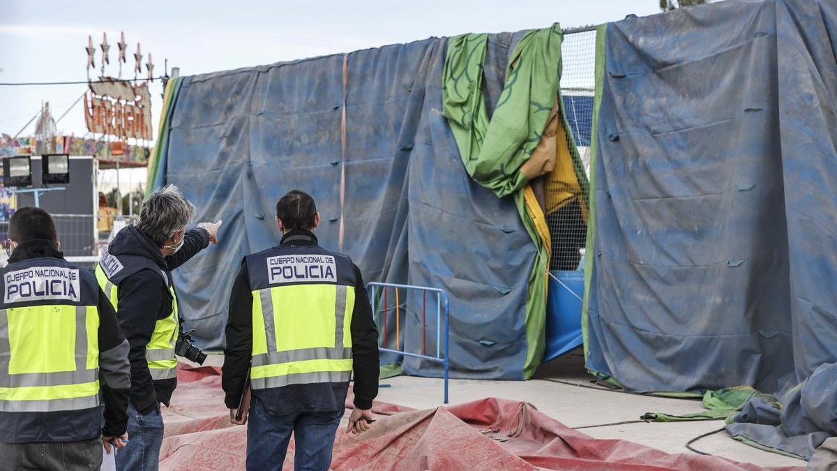 Agentes de la policía inspeccionan los restos del hinchable.