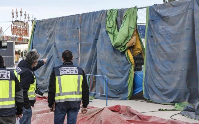 Agentes de la polic&iacute;a inspeccionan los restos del hinchable.