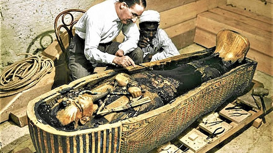 Howard Carter, ante su gran descubrimiento.