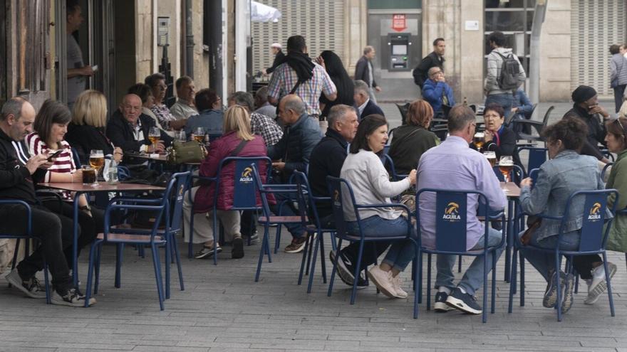 Vitorianos en una terraza