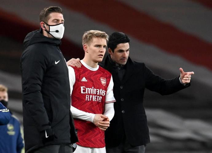 Mikel Arteta y Martin Odegaard, antes de saltar al noruego al terreno de juego con el Arsenal.