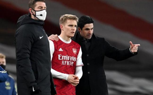 Mikel Arteta y Martin Odegaard, antes de saltar al noruego al terreno de juego con el Arsenal. Mikel Arteta y Martin Odegaard, antes de saltar al noruego al terreno de juego con el Arsenal.