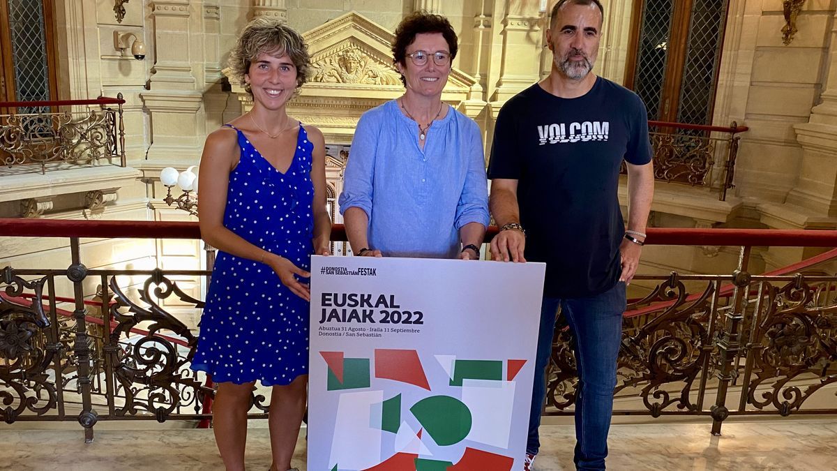 Olatz Mitxelena, de la asociación de sidreros de Gipuzkoa, la concejala Nekane Arzallus y el autor del cartel, Angel Blanco Egoskozabal, en la presentación de las Euskal Jaiak de 2022.
