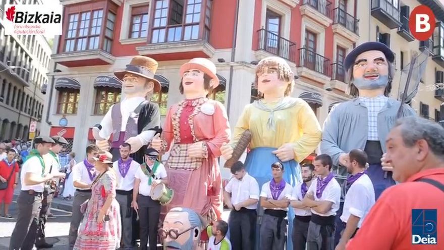 Buen ambiente en el arenal con la visita de los gigantes de Aste Nagusia