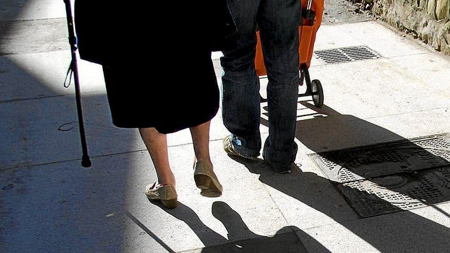 Dos personas mayores caminan por la vía pública. | FOTO: N.G.