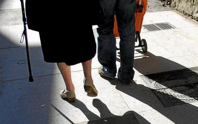 Dos personas mayores caminan por la v&iacute;a p&uacute;blica. | FOTO: N.G.