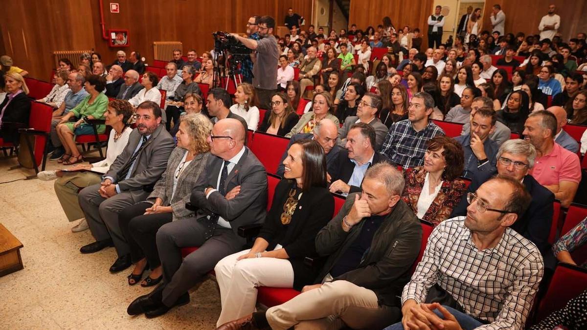 Asistentes al acto de apertura de curso del IES Irubide