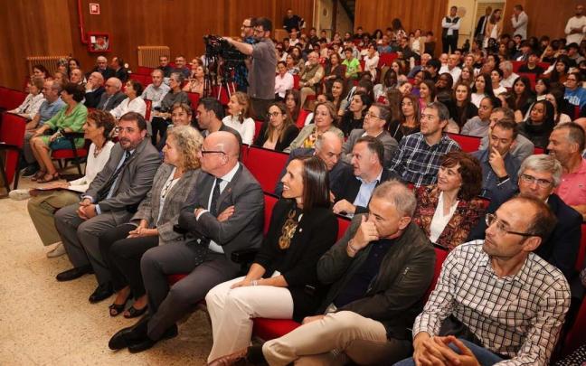 Asistentes al acto de apertura de curso del IES Irubide
